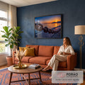 Quadro Decorativo Grande Corrente de Ferro para Sala Laranja | quadros decorativos para sala de estar | corrente enferrujada em primeiro plano com pôr do sol refletido no mar ao fundo | em ambiente 3 | Porao dos Quadros