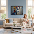 Rosto de mulher de olhos fechados em mosaico azul e cinza com cabelo vermelho e amarelo, quadro decorativo