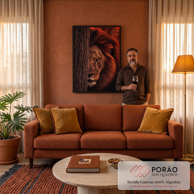 Leão de juba avermelhada com cicatrizes no rosto espiando atrás de tronco de árvore, quadro decorativo