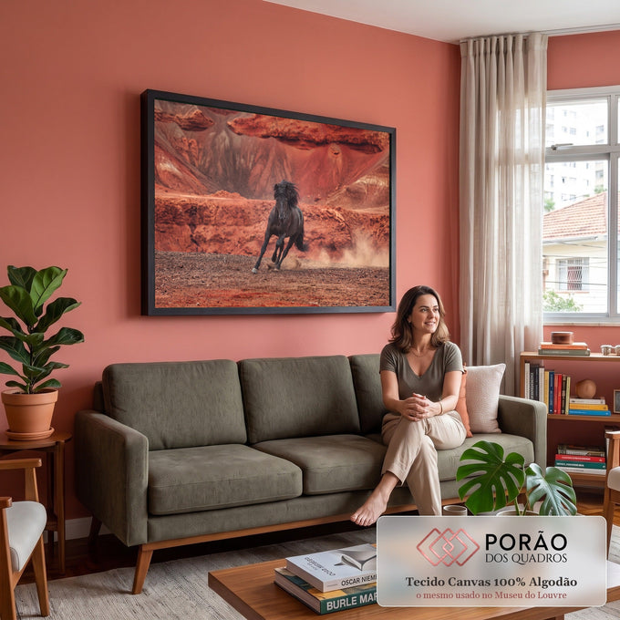 Cavalo negro de crina ao vento galopando levantando poeira em cânion de rochas vermelhas, quadro decorativo