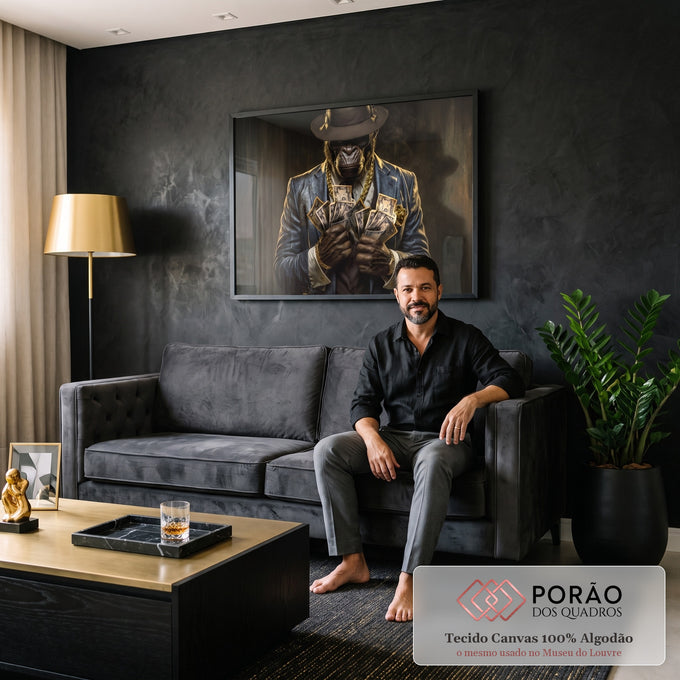 Quadro Decorativo Grande Gorila de Terno para Sala Preto | quadros decorativos para sala de estar | gorila de terno e chapéu segurando maços de dólares com corrente de ouro | em ambiente 3 | Porao dos Quadros