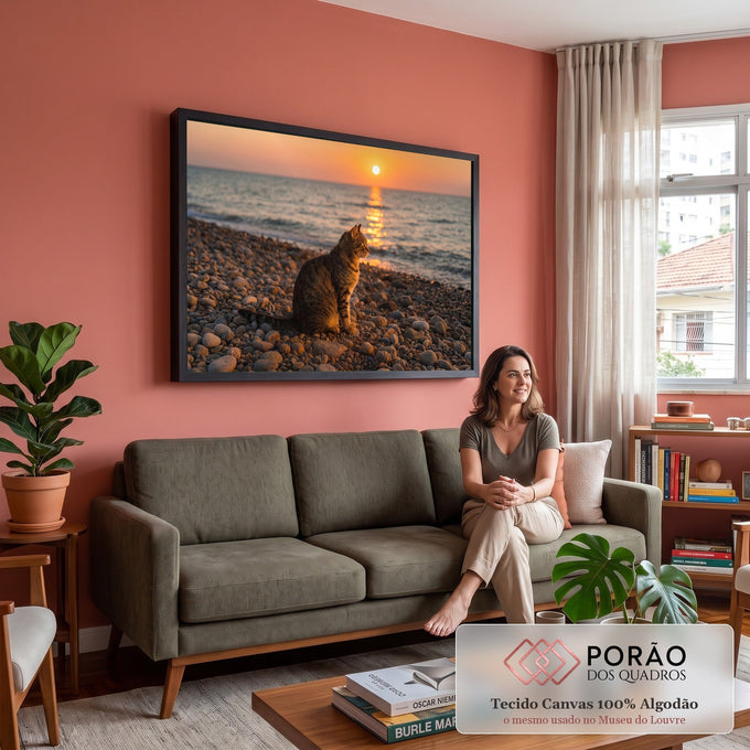 Quadro Decorativo Grande Gato Observando para Sala Laranja | quadros decorativos para sala de estar | gato tabby sentado em praia de seixos observando o pôr do sol dourado no mar | em ambiente 3 | Porao dos Quadros