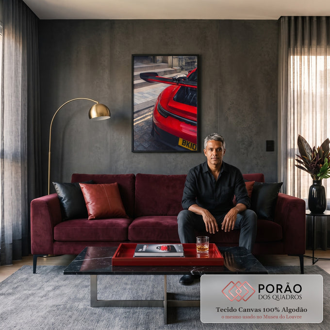 Traseira de Porsche 911 GT3 vermelho com aerofólio de carbono em rua de paralelepípedos, quadro decorativo