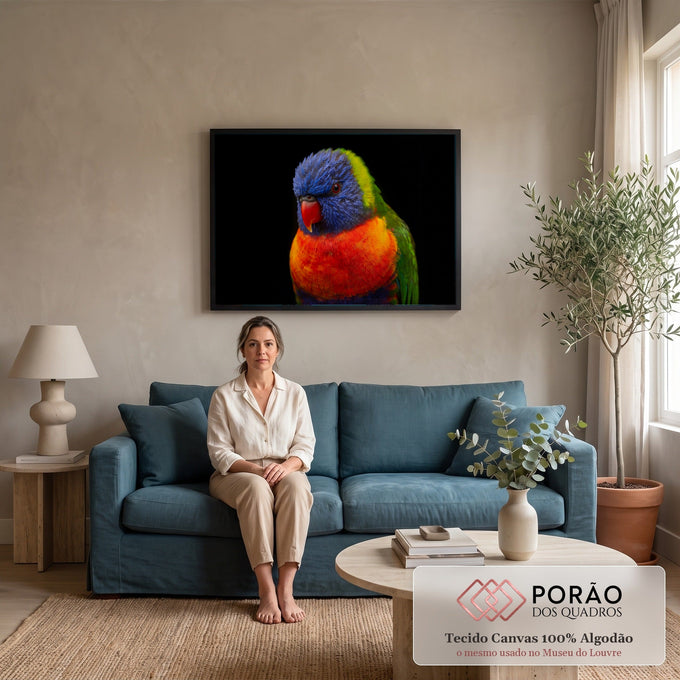 Lóris-arco-íris em close com cabeça azul, bico vermelho e peito laranja sobre fundo preto, quadro decorativo