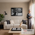 Foto preto e branco de menino e menina dividindo sorvete em rua de vila italiana, quadro decorativo