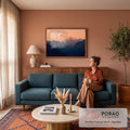 Quadro Decorativo Grande Cordilheira em Camadas para Sala | quadros decorativos para sala de estar | cordilheira em camadas azuis sob céu laranja ao entardecer com pico nevado ao fundo | em ambiente 3 | Porao dos Quadros