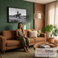 Cowgirl de chapéu cavalgando a galope no deserto, fotografia em preto e branco, quadro decorativo