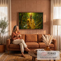 Quadro Decorativo Grande Guerreiro com Arco para Sala | quadros decorativos para sala de estar | homem com coroa e manto dourados segurando arco e flecha em floresta verde | em ambiente 3 | Porao dos Quadros