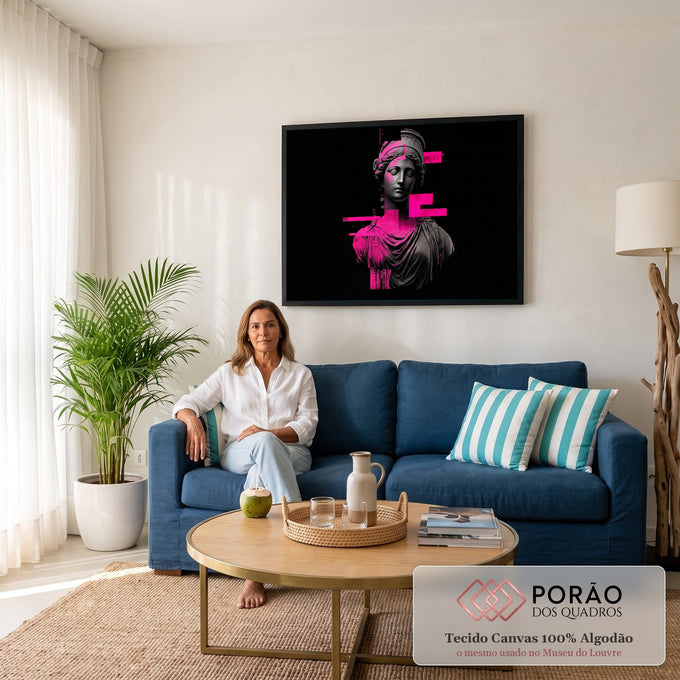 Busto de deusa grega em mármore cinza com faixas glitch rosa neon sobre fundo preto, quadro decorativo