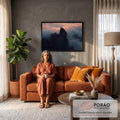 Quadro Decorativo Grande Pico Rochoso para Sala Cinza | quadros decorativos para sala de estar | pico de montanha escuro emergindo de nuvens rosadas ao pôr do sol | em ambiente 3 | Porao dos Quadros
