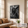 Quadro Decorativo Grande Jesus Cristo Cruz para Sala | quadros decorativos para sala de estar | homem com coroa de espinhos carregando cruz de madeira, imagem em preto e branco | em ambiente 3 | Porao dos Quadros