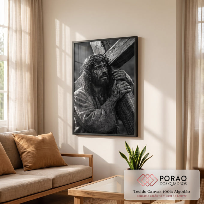 Quadro Decorativo Grande Jesus Cristo Cruz para Sala | quadros decorativos para sala de estar | homem com coroa de espinhos carregando cruz de madeira, imagem em preto e branco | em ambiente 3 | Porao dos Quadros
