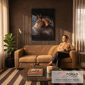 Cavalo baio virando a cabeça sobre o dorso em pintura realista com fundo preto, quadro decorativo