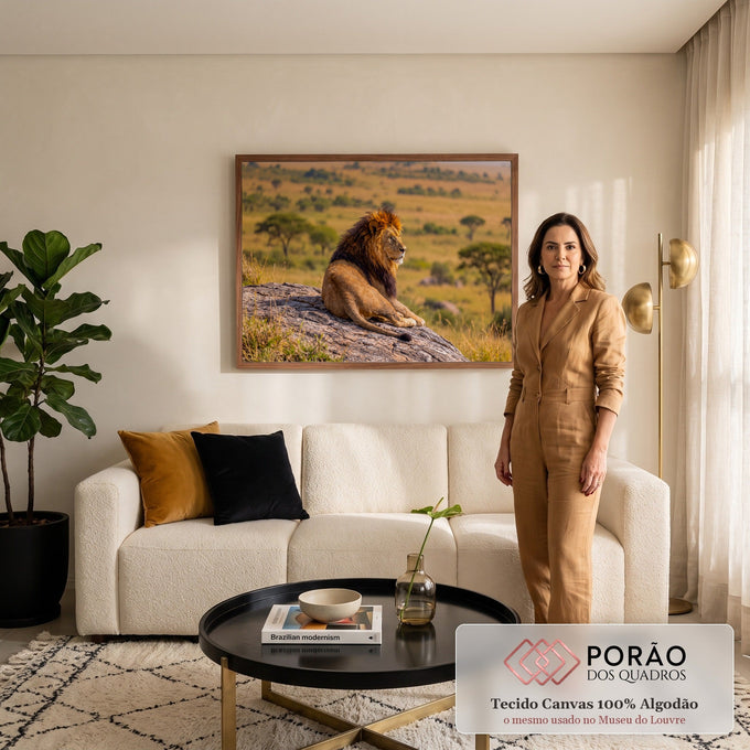 Quadro Decorativo Grande Leão Deitado para Sala Dourado | quadros decorativos para sala de estar | leão deitado sobre rocha com juba dourada e savana ao fundo | em ambiente 3 | Porao dos Quadros