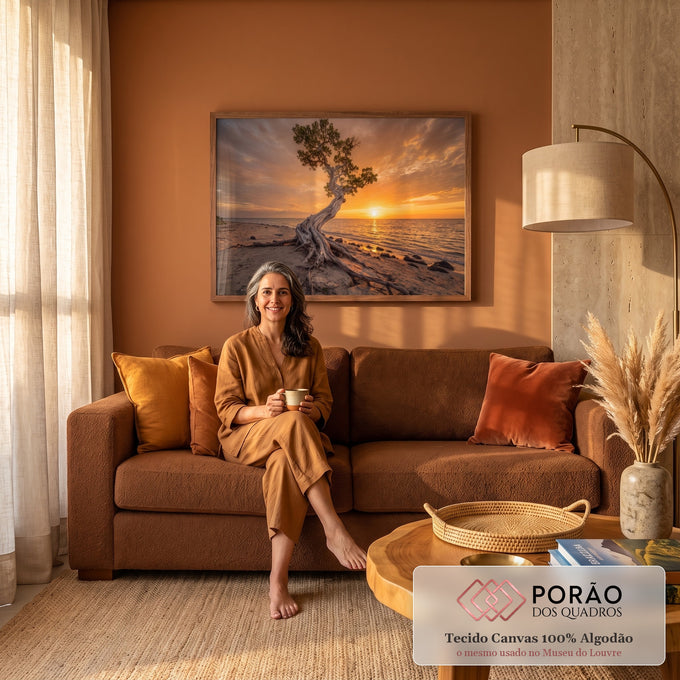 Quadro Decorativo Grande Árvore Solitária Praia para Sala | quadros decorativos para sala de estar | árvore solitária com raízes retorcidas numa praia ao pôr do sol dourado | em ambiente 3 | Porao dos Quadros