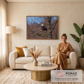 Águia-de-cabeça-branca pousada em galho de árvore com brotos vermelhos e fundo desfocado, quadro decorativo