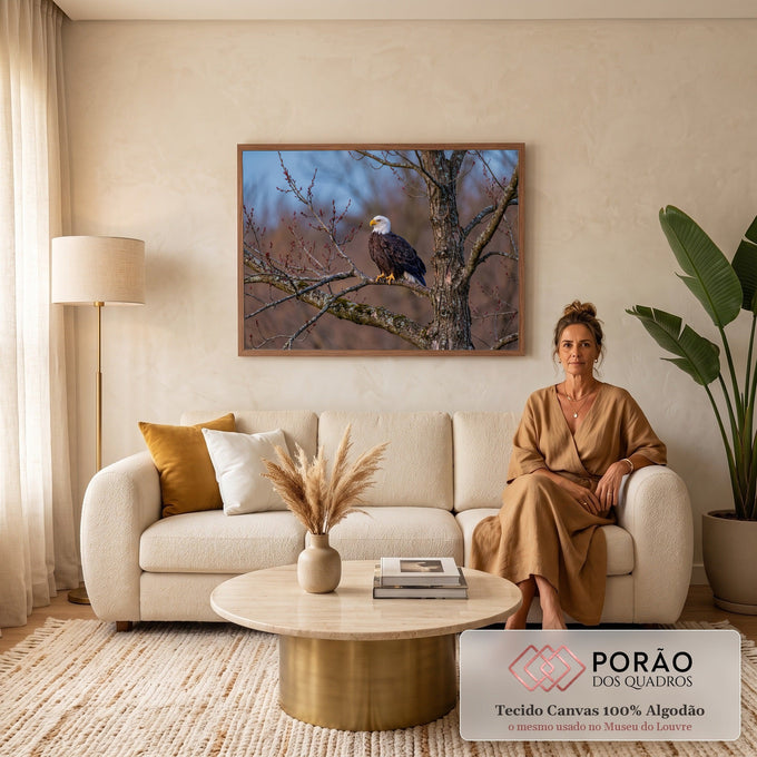 Águia-de-cabeça-branca pousada em galho de árvore com brotos vermelhos e fundo desfocado, quadro decorativo