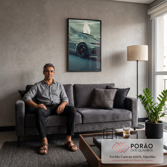 Porsche 911 cinza em showroom com roda preta, pinça vermelha e lanterna LED, quadro decorativo