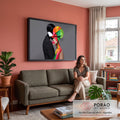 Mulher com rosto em vitral geométrico colorido beijada por figura preta sem rosto, fundo cinza, quadro decorativo