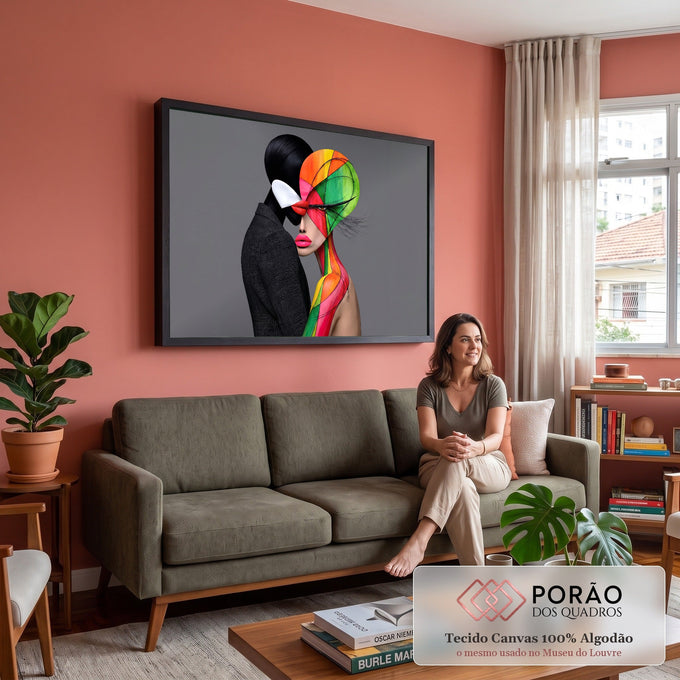 Mulher com rosto em vitral geométrico colorido beijada por figura preta sem rosto, fundo cinza, quadro decorativo