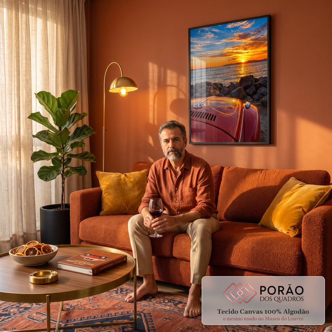 Capô de Fusca antigo laranja diante do mar, pedras e pôr do sol com ponte ao fundo, quadro decorativo