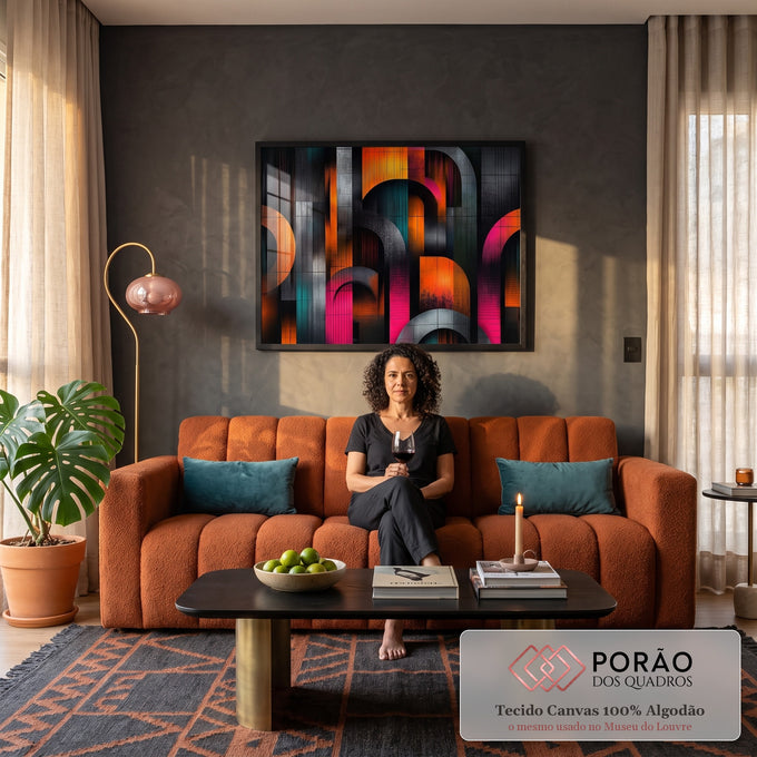 Quadro Decorativo Grande Arcos Geométricos para Sala Laranja | quadros decorativos para sala de estar | arcos geométricos coloridos em laranja, rosa e azul petróleo sobre fundo preto texturizado | em ambiente 3 | Porao dos Quadros
