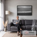 Quadro Decorativo Grande Figura Solitária para Sala Preto | quadros decorativos para sala de estar | pessoa solitária em pé em campos ondulados, fotografia preto e branco | em ambiente 3 | Porao dos Quadros