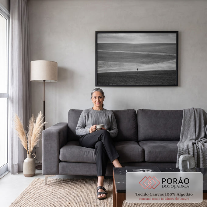 Quadro Decorativo Grande Figura Solitária para Sala Preto | quadros decorativos para sala de estar | pessoa solitária em pé em campos ondulados, fotografia preto e branco | em ambiente 3 | Porao dos Quadros
