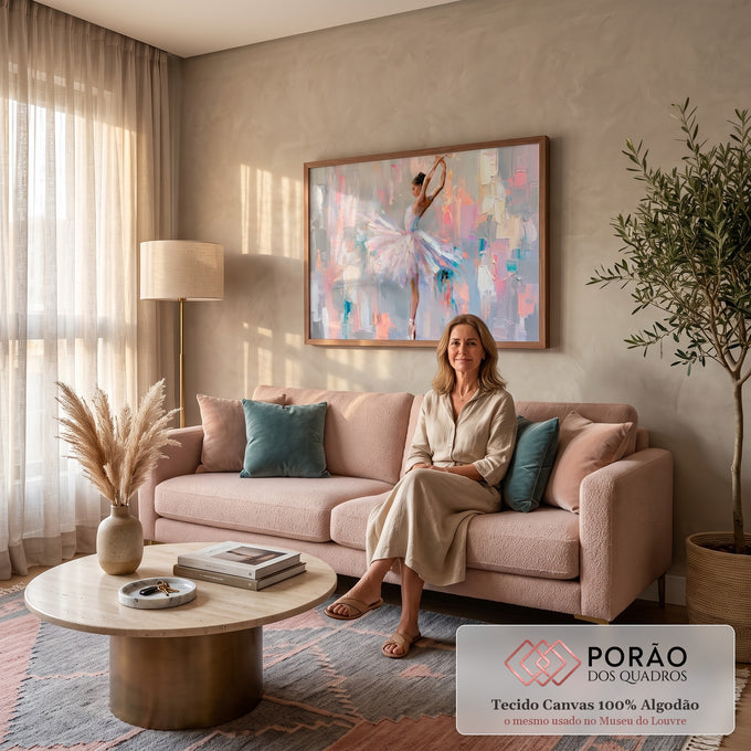 Quadro Decorativo Grande Bailarina em Pose para Sala Rosa | quadros decorativos para sala de estar | bailarina em pose de ponta com tutu pastel sobre fundo abstrato texturizado | em ambiente 3 | Porao dos Quadros