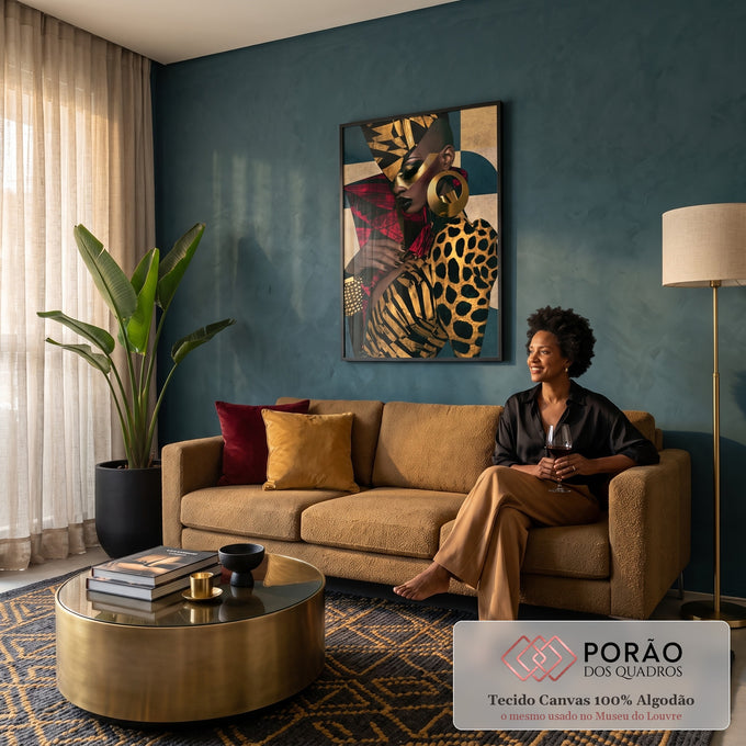 Quadro Decorativo Mulher Retrato Dourado com Estampa de Onça | quadros decorativos para sala de estar | retrato feminino de perfil com maquiagem dourada geométrica e estampa de onça | em ambiente 3 | Porao dos Quadros