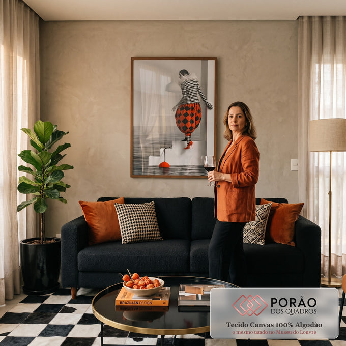 Arlequim em xadrez preto e branco e calça laranja descendo escada branca sobre o mar, quadro decorativo