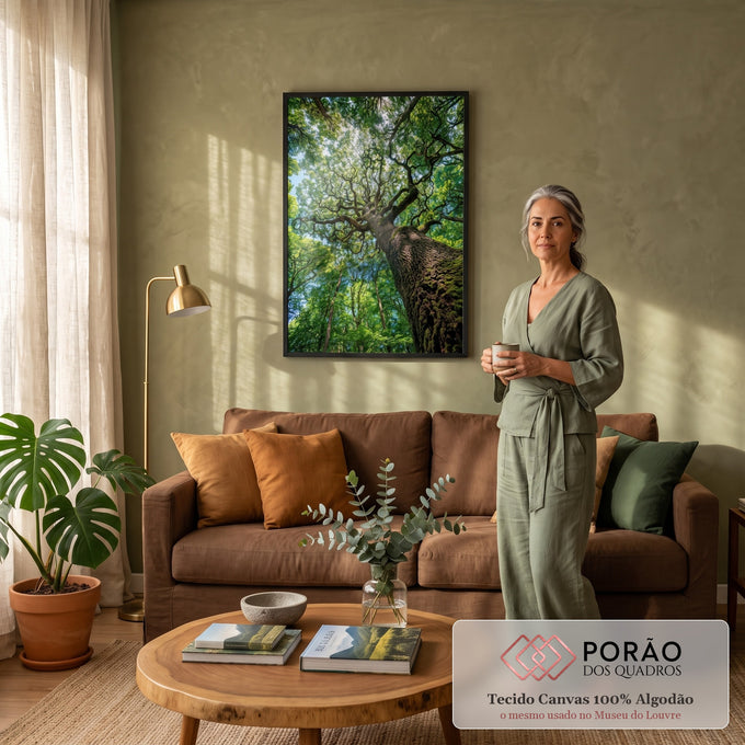 Quadro Decorativo Grande Copa de Árvore para Sala Verde | quadros decorativos para sala de estar | vista de baixo de árvore com tronco musgoso e copa verde densa contra céu azul | em ambiente 3 | Porao dos Quadros