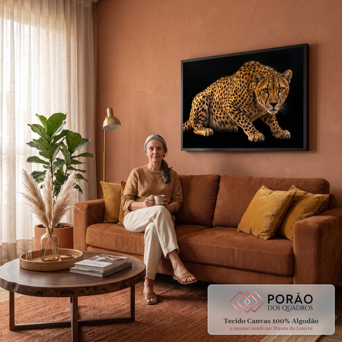 Quadro Decorativo Grande Guepardo Agachado para Sala Preto | quadros decorativos para sala de estar | guepardo agachado com manchas pretas e olhar intenso sobre fundo preto | em ambiente 3 | Porao dos Quadros
