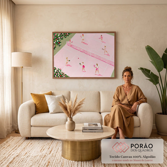 Quadro Decorativo Grande Quadra de Tênis para Sala Rosa | quadros decorativos para sala de estar | quadra de tênis rosa vista de cima com oito jogadoras e roseiras nos cantos | em ambiente 3 | Porao dos Quadros