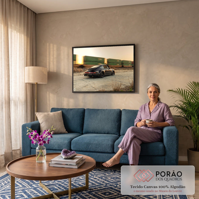 Porsche 911 clássico preto rebaixado, com trem de contêineres passando ao pôr do sol, quadro decorativo