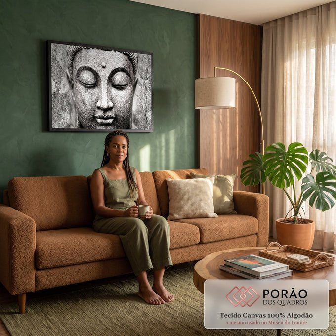 Quadro Decorativo Grande Rosto de Buda para Sala Preto | quadros decorativos para sala de estar | rosto de Buda esculpido em pedra, olhos fechados, textura rachada em preto e branco | em ambiente 3 | Porao dos Quadros