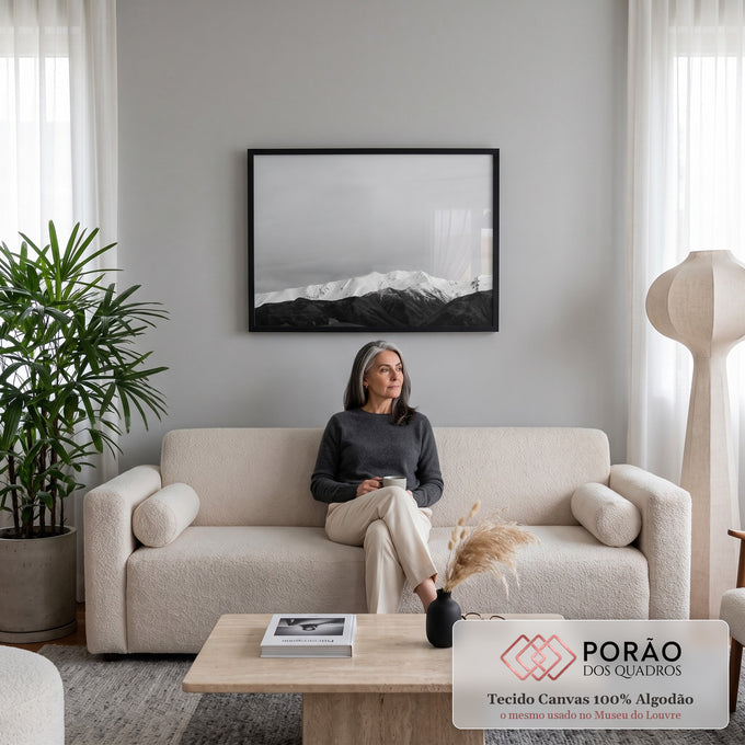 Quadro Decorativo Grande Cordilheira Nevada para Sala Branco | quadros decorativos para sala de estar | cordilheira nevada em preto e branco com picos escuros em primeiro plano | em ambiente 3 | Porao dos Quadros