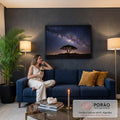 Quadro Decorativo Grande Árvore Solitária para Sala Azul | quadros decorativos para sala de estar | árvore em silhueta sob céu estrelado com a Via Láctea visível | em ambiente 3 | Porao dos Quadros