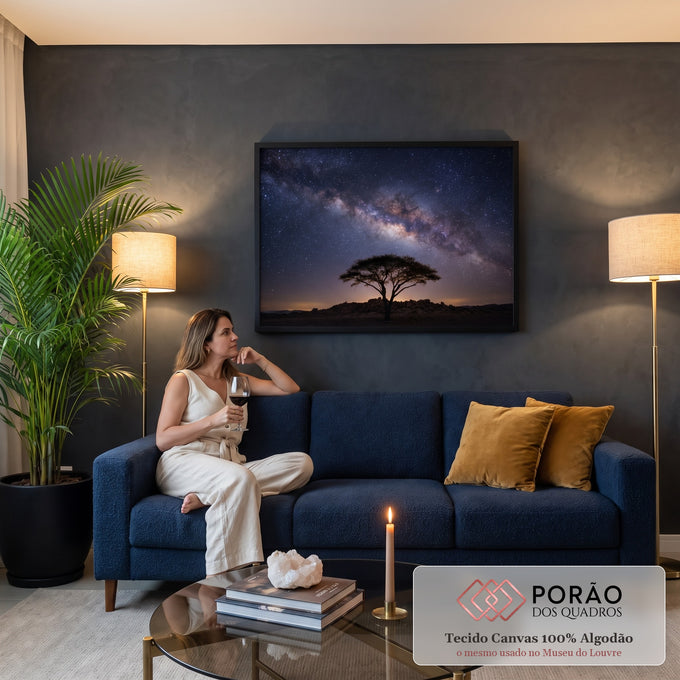 Quadro Decorativo Grande Árvore Solitária para Sala Azul | quadros decorativos para sala de estar | árvore em silhueta sob céu estrelado com a Via Láctea visível | em ambiente 3 | Porao dos Quadros