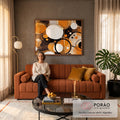 Quadro Decorativo Grande Círculos Abstratos para Sala | quadros decorativos para sala de estar | círculos sobrepostos em laranja branco e preto formando composição abstrata geométrica | em ambiente 3 | Porao dos Quadros