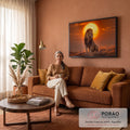 Leão de juba longa sentado no capim seco diante de um grande sol alaranjado na savana, quadro decorativo