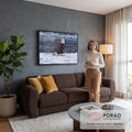Quadro Decorativo Grande Águia Americana Branco para Sala | quadros decorativos para sala de estar | águia de cabeça branca pousada na neve com montanhas e água escura ao fundo | em ambiente 3 | Porao dos Quadros