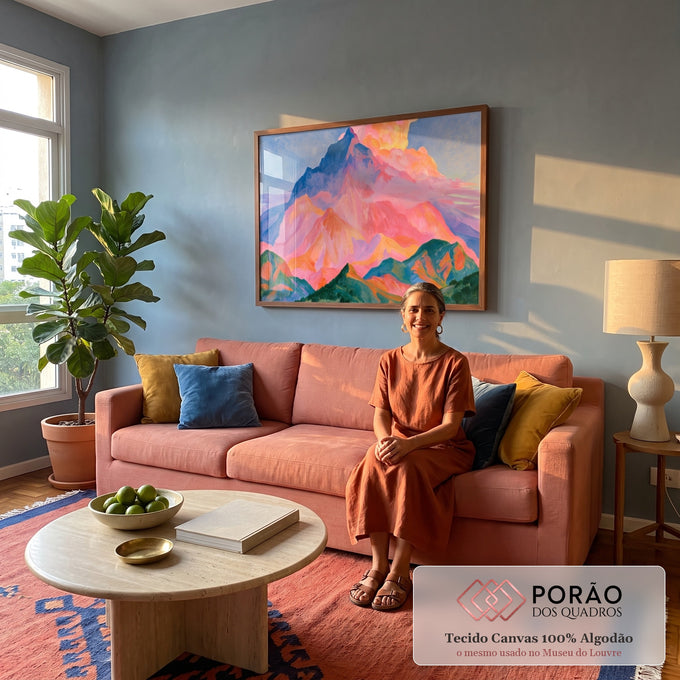 Quadro Decorativo Montanha Rosa e Azul ao Amanhecer | quadros decorativos para sala de estar | pico montanhoso rosa e azul sob nuvens douradas em pintura colorida | em ambiente 3 | Porao dos Quadros