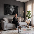 Retrato P&B de mulher africana com pintura facial de pontos brancos e colares, quadro decorativo