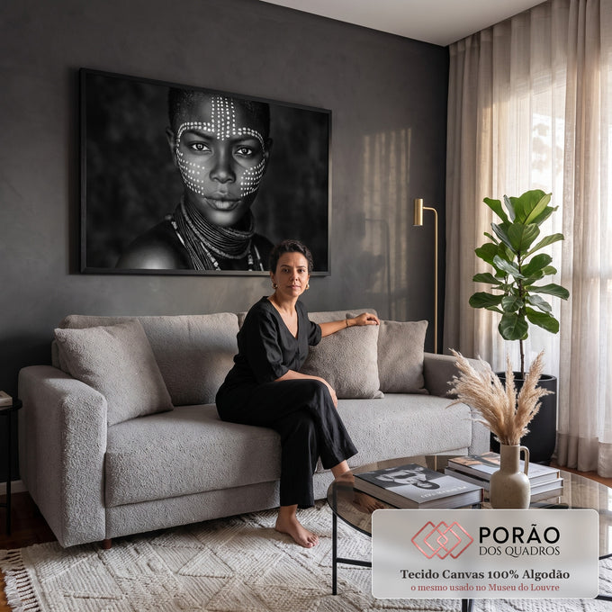 Retrato P&B de mulher africana com pintura facial de pontos brancos e colares, quadro decorativo