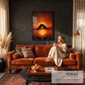 Dois pássaros em silhueta se beijando num galho ao pôr do sol laranja com reflexo na água, quadro decorativo