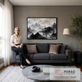 Quadro Decorativo Grande Montanhas Nevoentas para Sala Preto | quadros decorativos para sala de estar | montanhas em camadas de preto e branco com árvores solitárias entre a névoa | em ambiente 3 | Porao dos Quadros