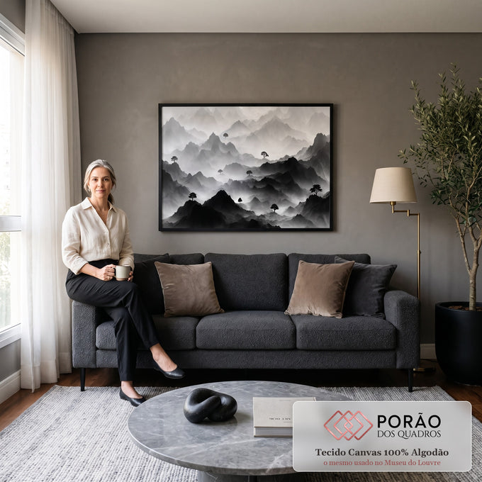 Quadro Decorativo Grande Montanhas Nevoentas para Sala Preto | quadros decorativos para sala de estar | montanhas em camadas de preto e branco com árvores solitárias entre a névoa | em ambiente 3 | Porao dos Quadros