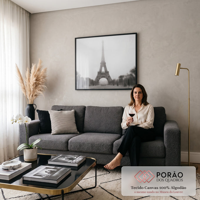 Quadro Decorativo Grande Torre Eiffel Neblina para Sala | quadros decorativos para sala de estar | Torre Eiffel envolta em neblina densa, foto em preto e branco com árvores ao redor | em ambiente 3 | Porao dos Quadros