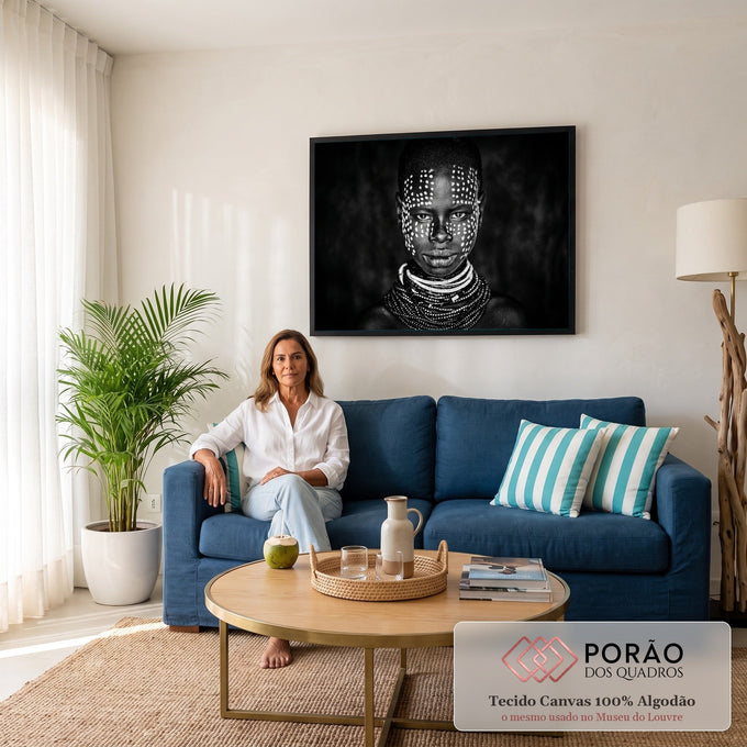 Criança africana com pintura facial de pontos brancos e colares de miçangas em preto e branco, quadro decorativo